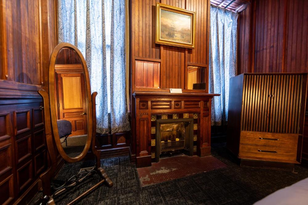 Deluxe Queen Suite interior